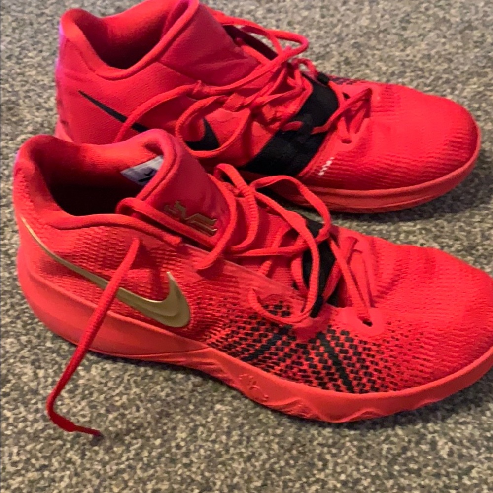 Nike kyrie Basketball shoe